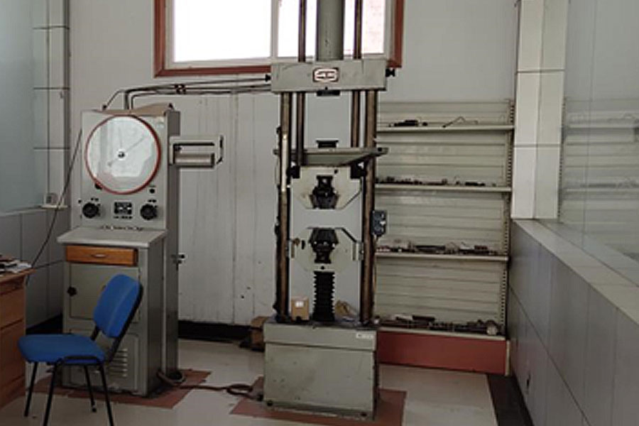 Hydraulic universal testing machine